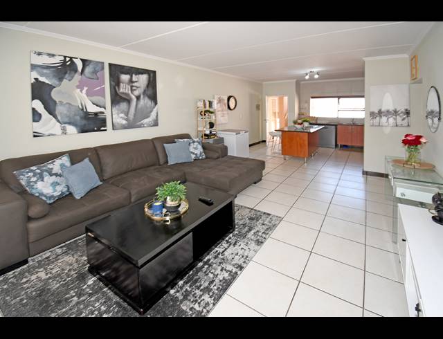 2 BEDROOM APARTMENT FOR SALE IN SUNNINGHILL